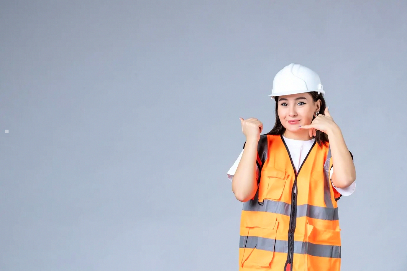 Pizarra que enumera hitos del flujo de trabajo de control financiero y optimización de costes para propietarios de cadenas de restaurantes